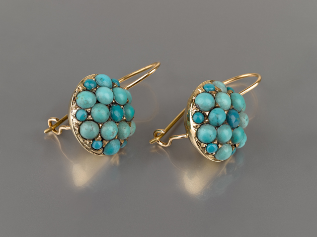 עגילי זהב תלויים עם טורקיזים עגילים תלויים מיוחדים עם עיגול זהב מרכזי משובץ אבני טורקיז קטנות