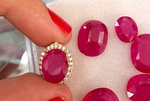 שלל אבני רובי אובליות בחיתוך פאסט בצבע ורוד עמוק