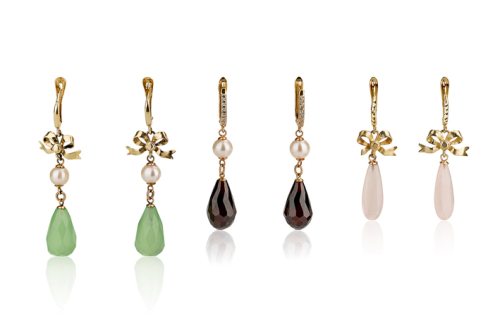 עגילי זהב תלויים בסגנון ישן בשיבוץ אבני חן ופנינים