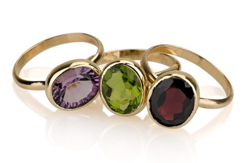 3 טבעת זהב 14K דקות משובצות אבני חן טובות בצורת אליפסה, ירוק, אדום בורדו וסגול