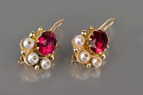 עגילי זהב תלויים בסגנון בוכרי בשיבוץ פנינים ורובי זירקון