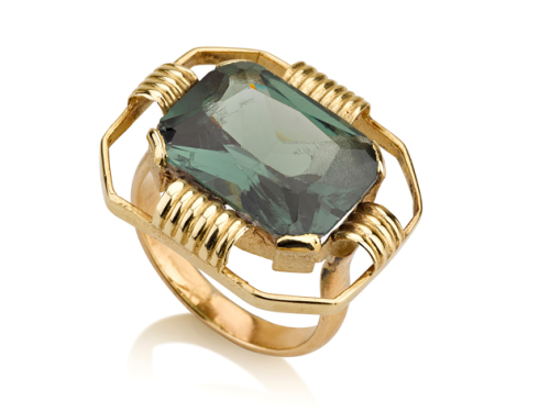 טבעת זהב גדולה מלבנית בשיבוץ אבן בצבע ירוק