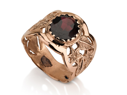 טבעת זהב מעוטרת משובצת אבן גרנט אדומה