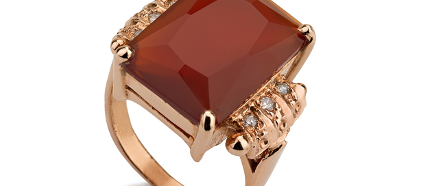 טבעת זהב 14K גדולה משובצת אבן קרניאול מלבנית ויהלומים