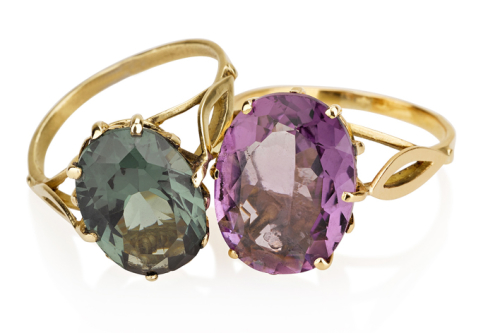 טבעת זהב בסגנון ישן בשיבוץ אבן חן אובלית ירוק סגול