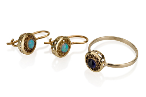 טבעת ועגילי זהב עדינים בשיבוץ אבני חן