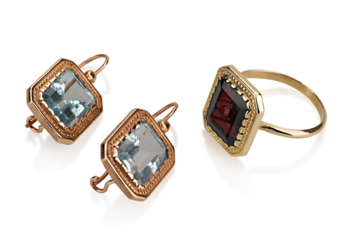 עגילי זהב וטבעת מלבניים בסגנון עתיק בשיבוץ אבני חן