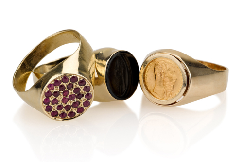 טבעת חותם קלאסית בשיבוץ מטבע, אוניקס שחור ורובי