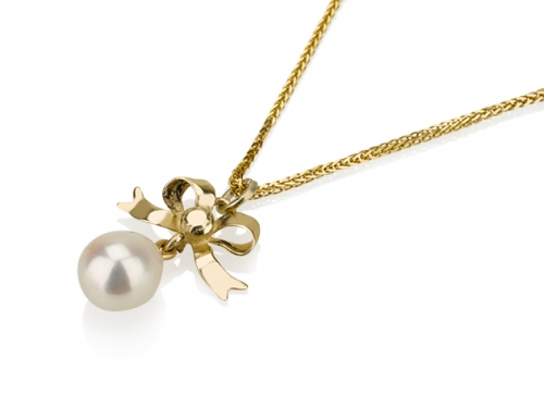 תליון זהב עדין סרט פפיון עם פנינה תלויה על רקע לבן