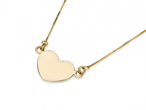 תליון לב זהב שטוח על רקע לבן