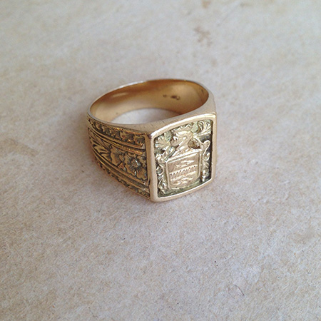 טבעת חותמת זהב עתיקה גדולה עם עיטורים