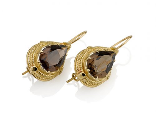 זוג עגילים גדולים בצורת טיפה בשיבוץ אבן אפורה על רקע לבן